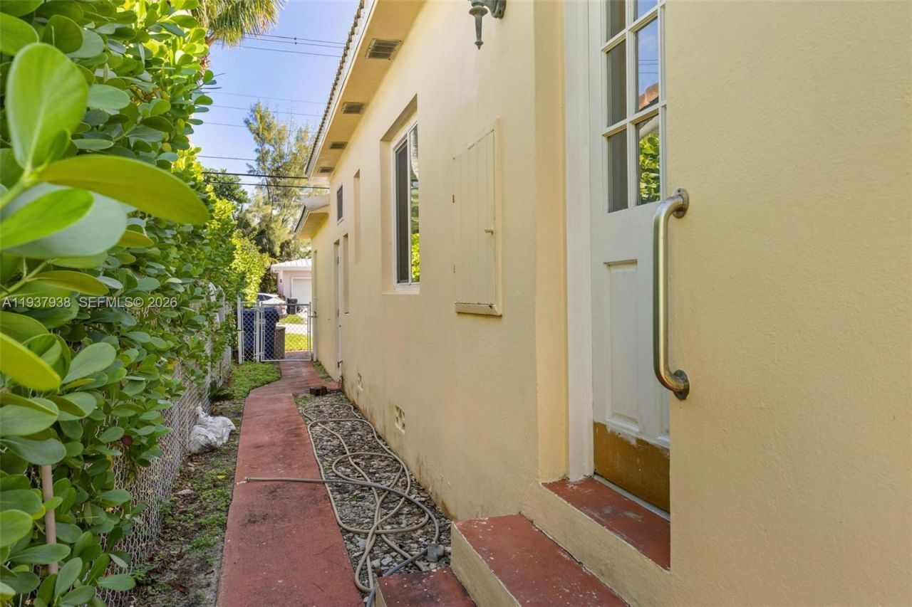 9148 Abbott Ave, Surfside, FL 33154 Photo