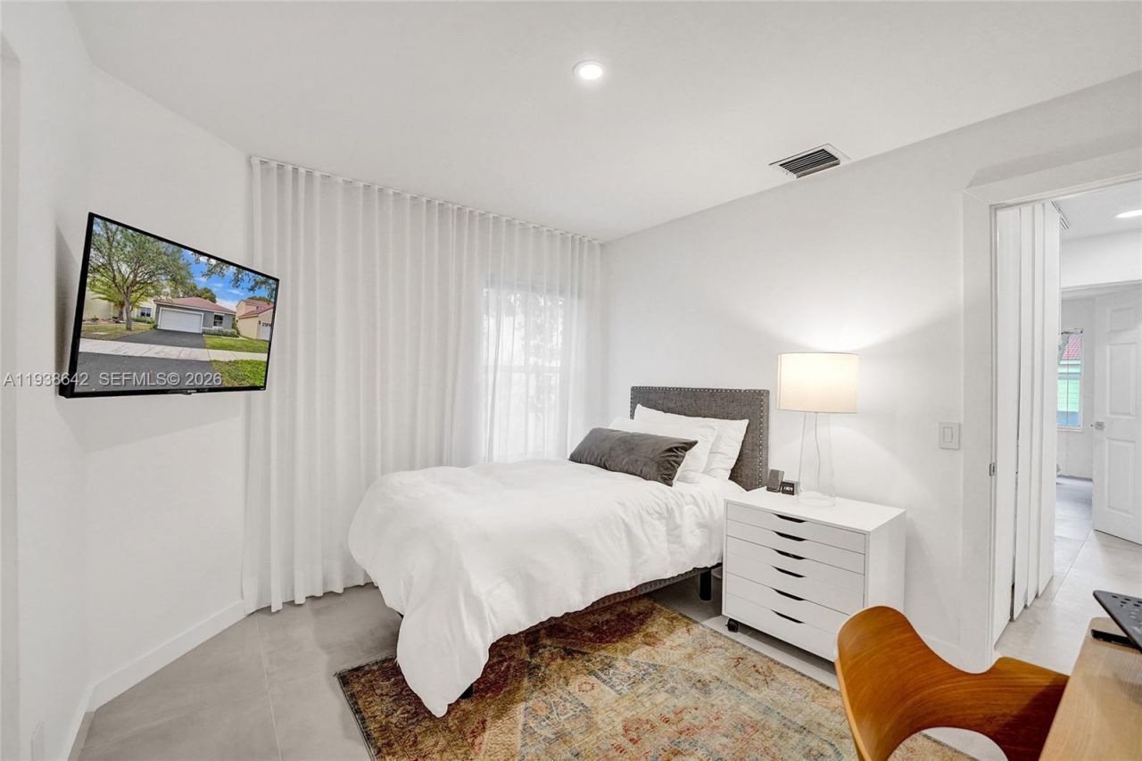 648 Sand Creek Cir, Weston, FL 33327 Photo