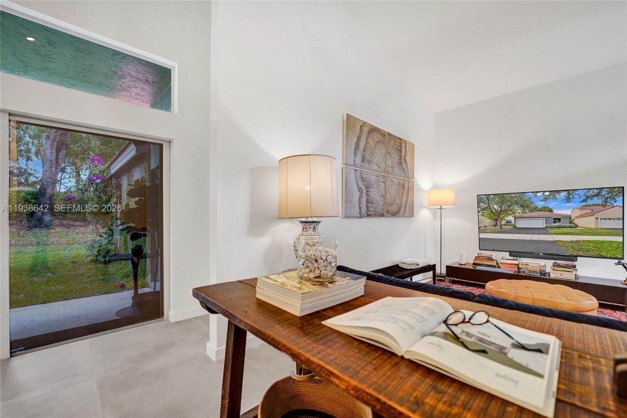 648 Sand Creek Cir, Weston, FL 33327 Photo