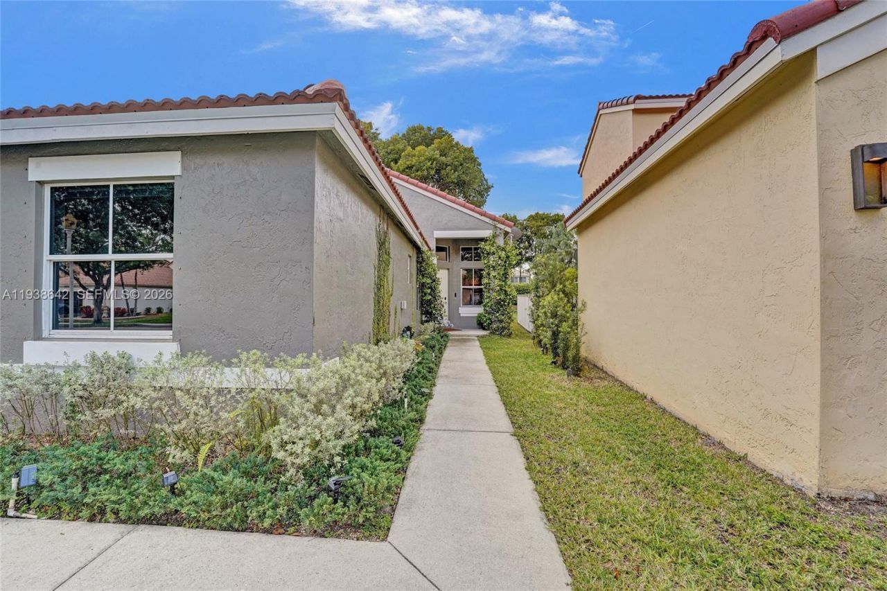 648 Sand Creek Cir, Weston, FL 33327 Photo