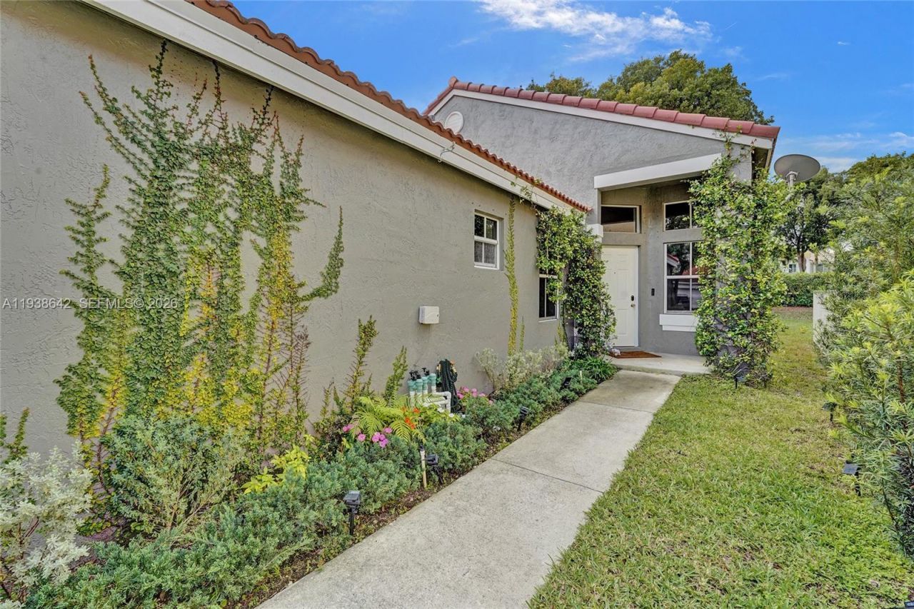 648 Sand Creek Cir, Weston, FL 33327 Photo