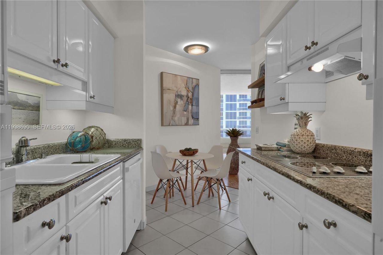 4779 Collins Ave, Unit 3104, Miami Beach, FL 33140 Photo