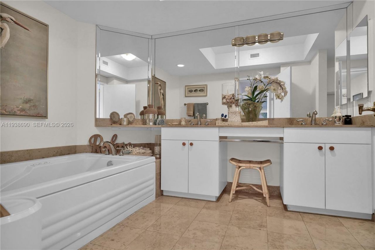 4779 Collins Ave, Unit 3104, Miami Beach, FL 33140 Photo