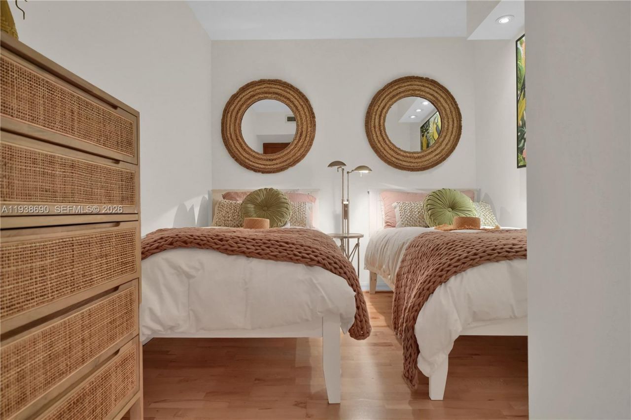 4779 Collins Ave, Unit 3104, Miami Beach, FL 33140 Photo