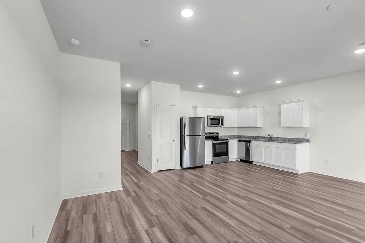 482 Colchester Court Photo 14