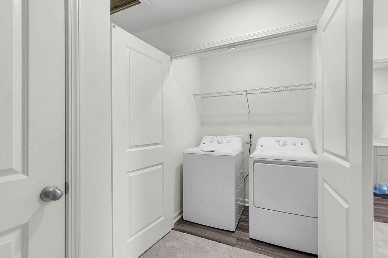 482 Colchester Court Photo 18