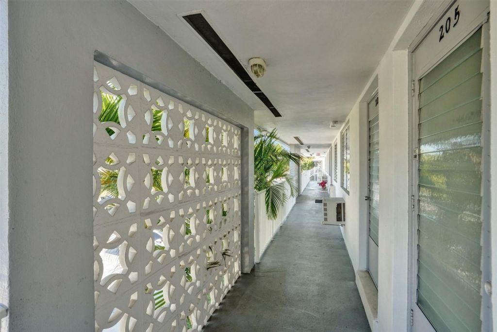 2000 NE 51st Ct, Unit 205, Fort Lauderdale, FL 33308 Photo