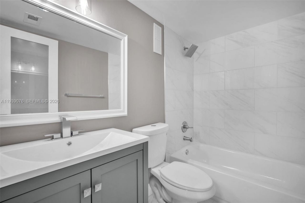 2112 S Cypress Bend Dr, Unit 802, Pompano Beach, FL 33069 Photo