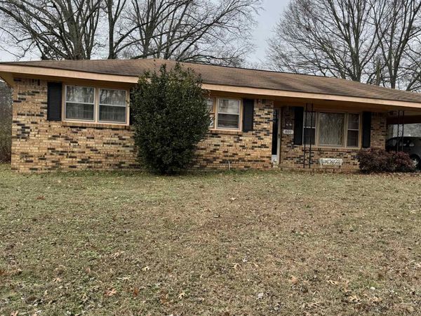 801 City Lake Dr, Russellville, AL