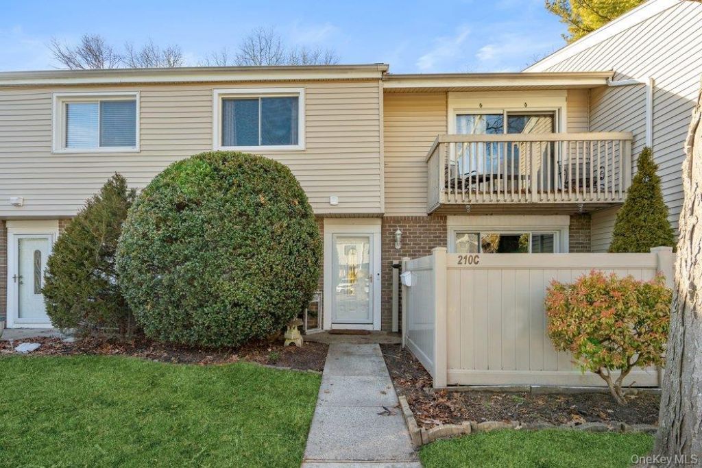 210 Springmeadow Drive, Unit C, Holbrook, NY 11741 Main Photo