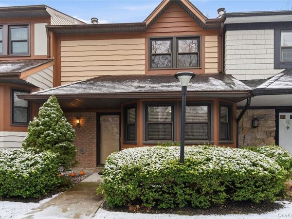 10 Hampton Way, Woodbury, NY 11797