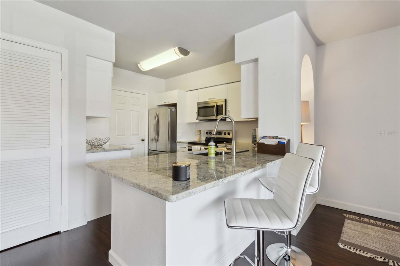 1020 Villagio Circle, Unit 202, Sarasota, FL 34237 Photo