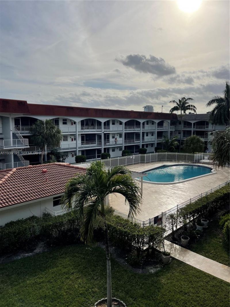 581 Blue Heron Dr, Unit 318-B, Hallandale Beach, FL 33009 Photo
