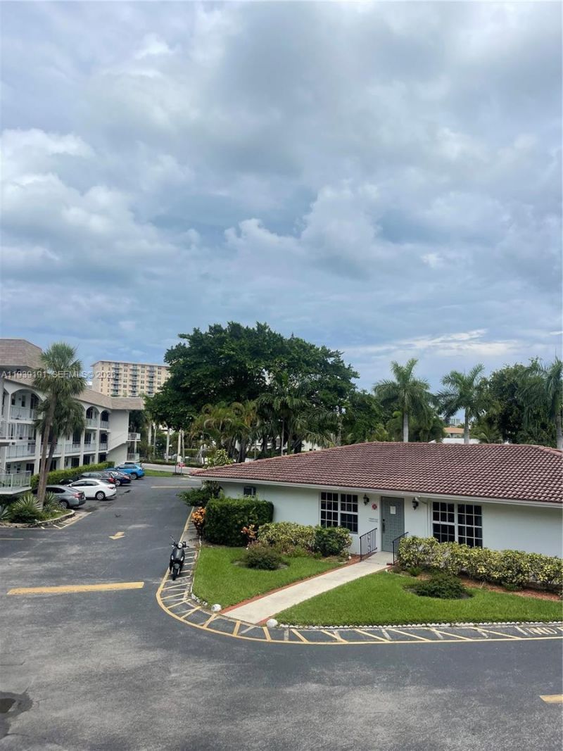 581 Blue Heron Dr, Unit 318-B, Hallandale Beach, FL 33009 Photo