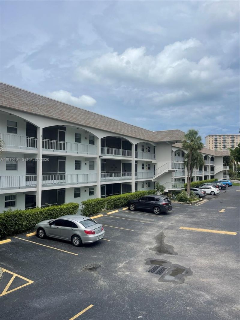 581 Blue Heron Dr, Unit 318-B, Hallandale Beach, FL 33009 Photo
