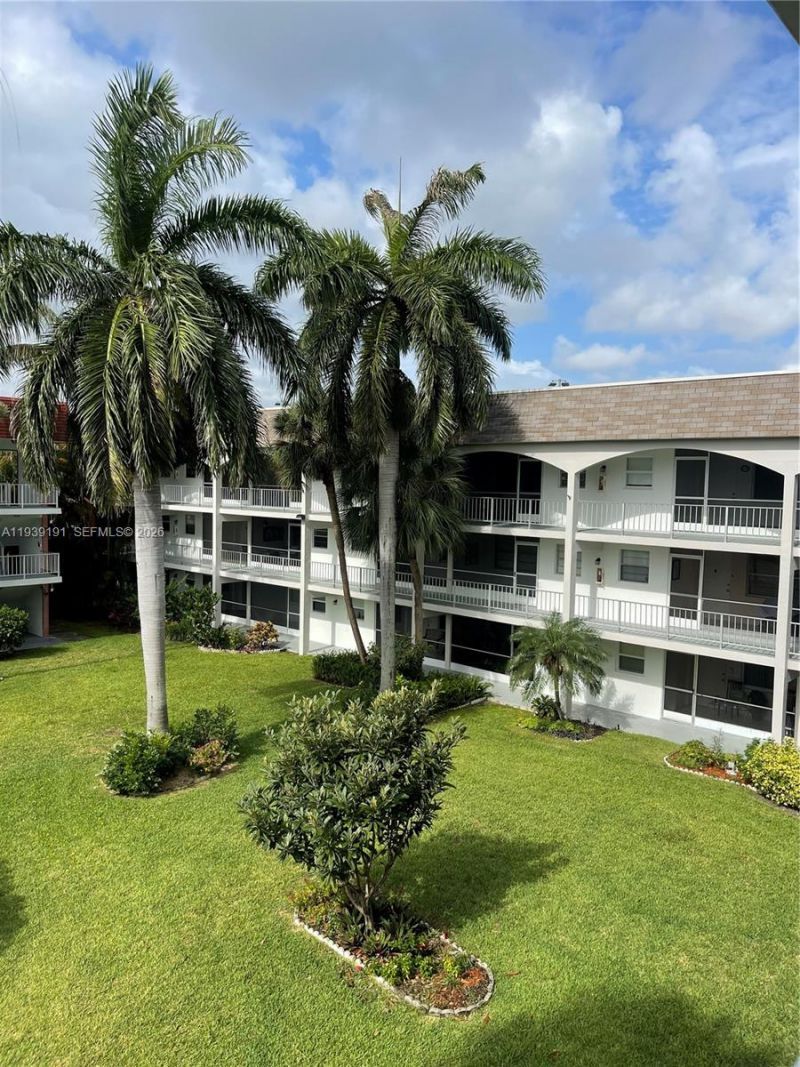 581 Blue Heron Dr, Unit 318-B, Hallandale Beach, FL 33009 Photo