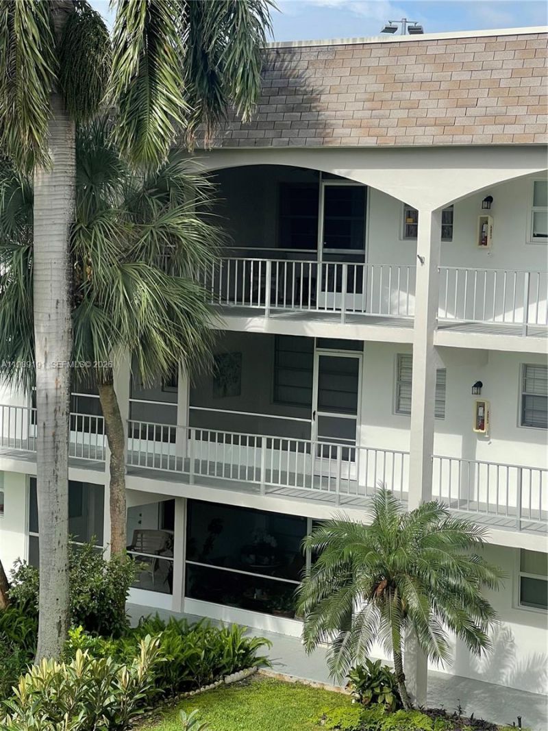 581 Blue Heron Dr, Unit 318-B, Hallandale Beach, FL 33009 Photo