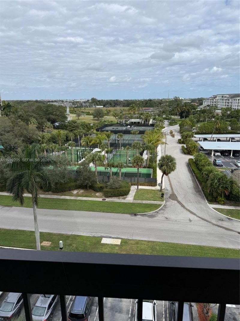 2425 Presidential Way, Unit 703, West Palm Beach, FL 33401 Photo