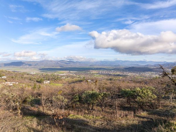 445 Mt Castle Drive, Eagle Point, OR 97524