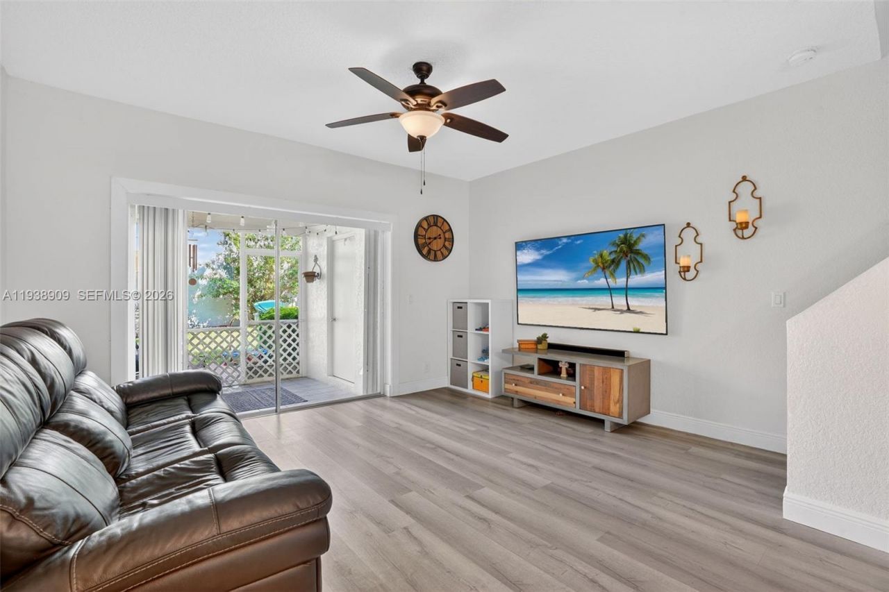 8251 San Carlos Cir, Tamarac, FL 33321 Photo