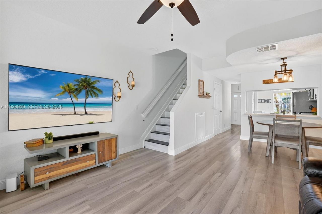 8251 San Carlos Cir, Tamarac, FL 33321 Photo