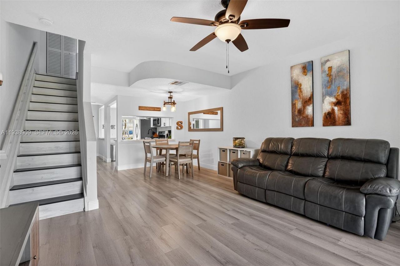 8251 San Carlos Cir, Tamarac, FL 33321 Photo