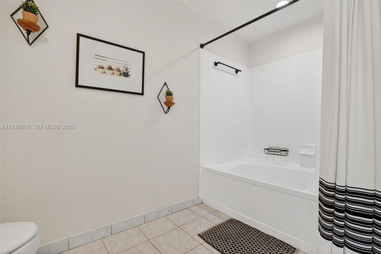 8251 San Carlos Cir, Tamarac, FL 33321 Photo