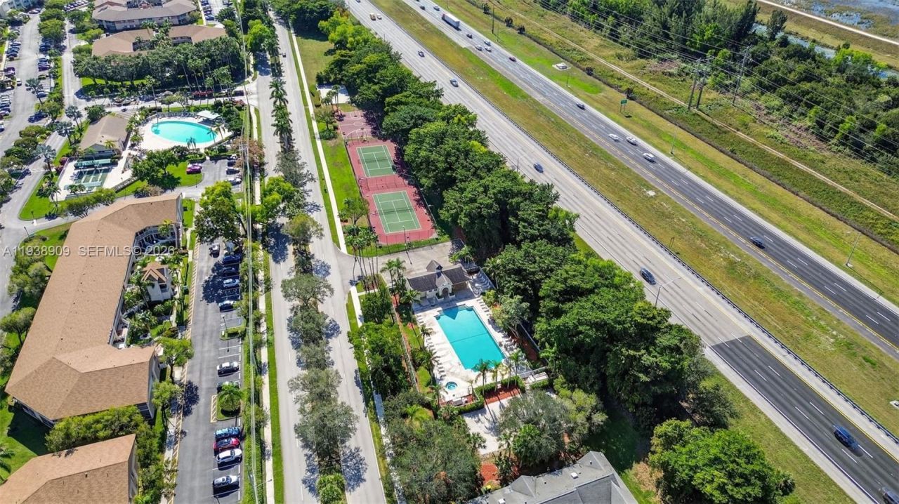 8251 San Carlos Cir, Tamarac, FL 33321 Photo