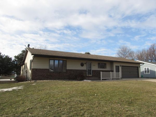 1621 Oakwood Drive, Worthington, MN 56187