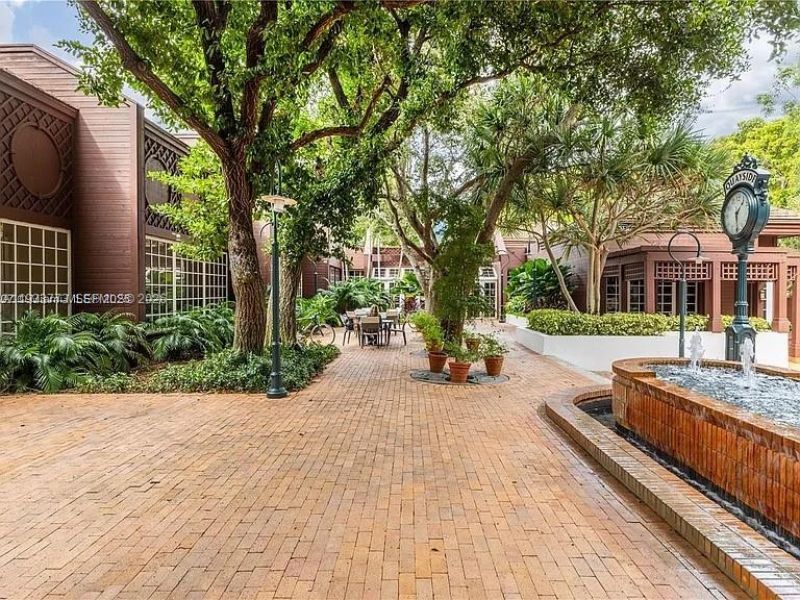 1000 Quayside Ter, Unit 806, Miami, FL 33138 Photo