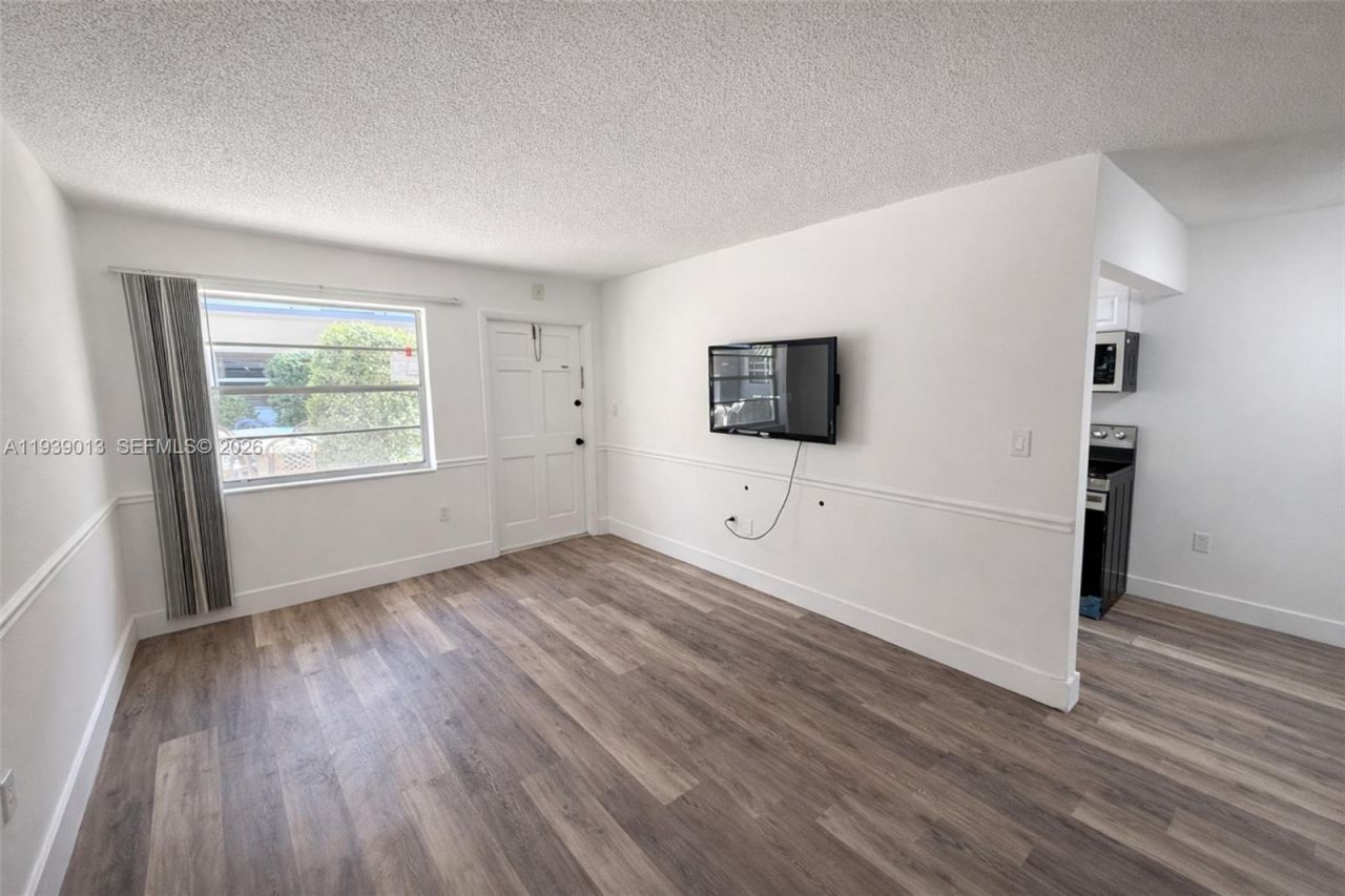 415 NE 2nd St, Unit 121, Hallandale Beach, FL 33009 Photo