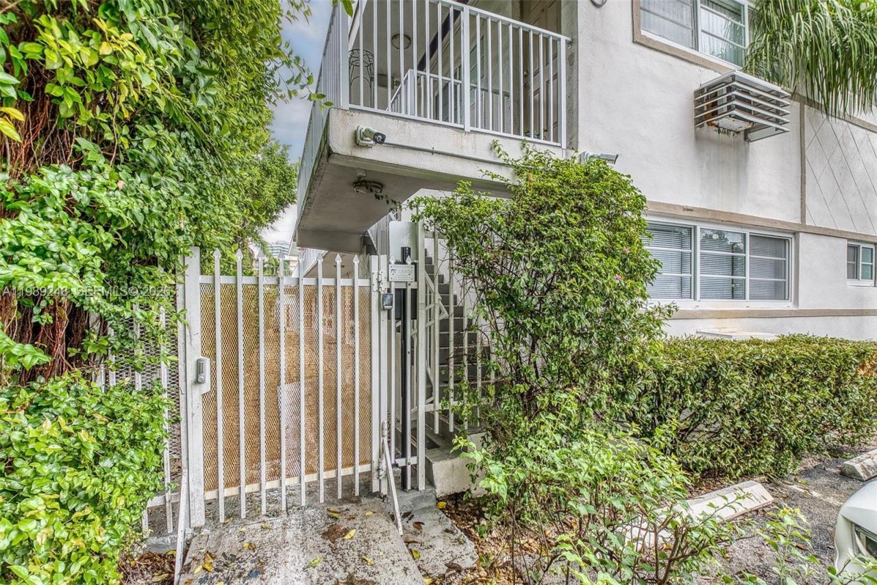 6921 Rue Vendome, Unit 10, Miami Beach, FL 33141 Photo