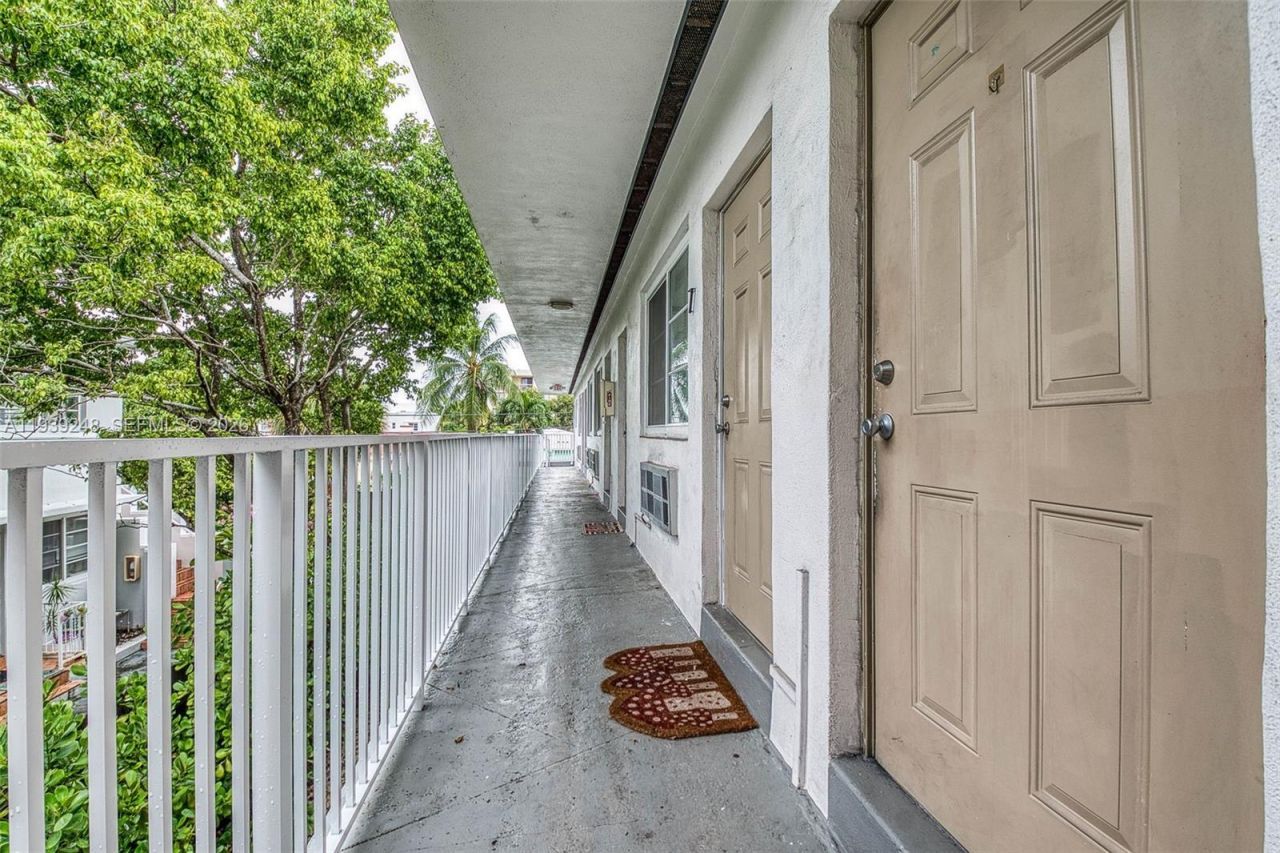 6921 Rue Vendome, Unit 10, Miami Beach, FL 33141 Photo