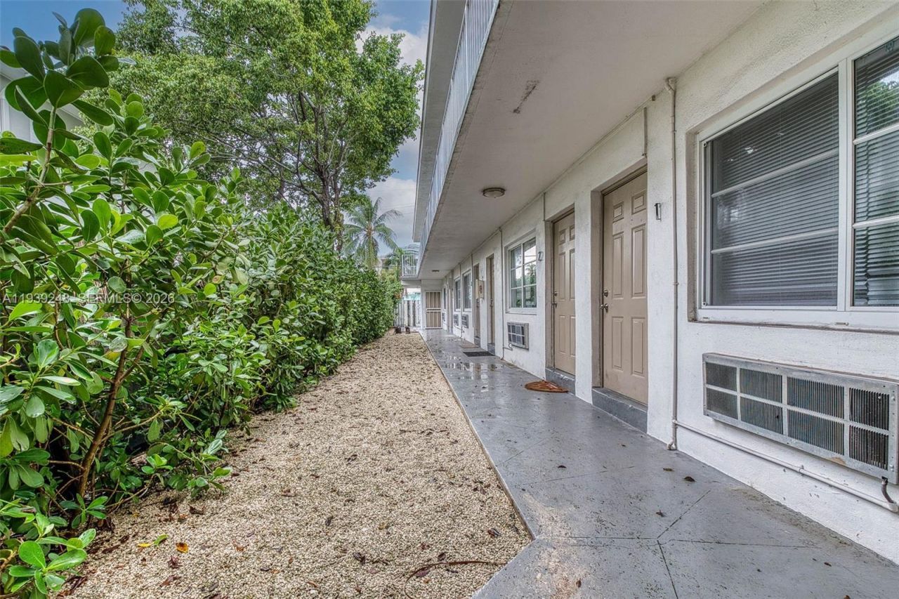 6921 Rue Vendome, Unit 10, Miami Beach, FL 33141 Photo