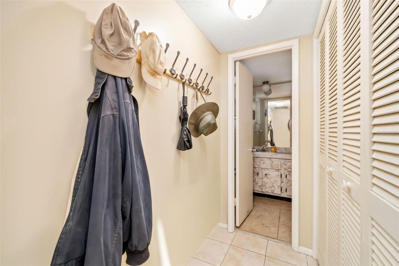 7461 W Country Club Drive, Unit 404, Sarasota, FL 34243 Photo