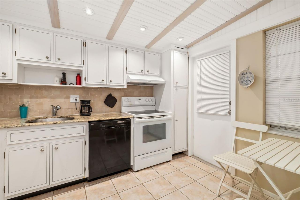 7461 W Country Club Drive, Unit 404, Sarasota, FL 34243 Photo