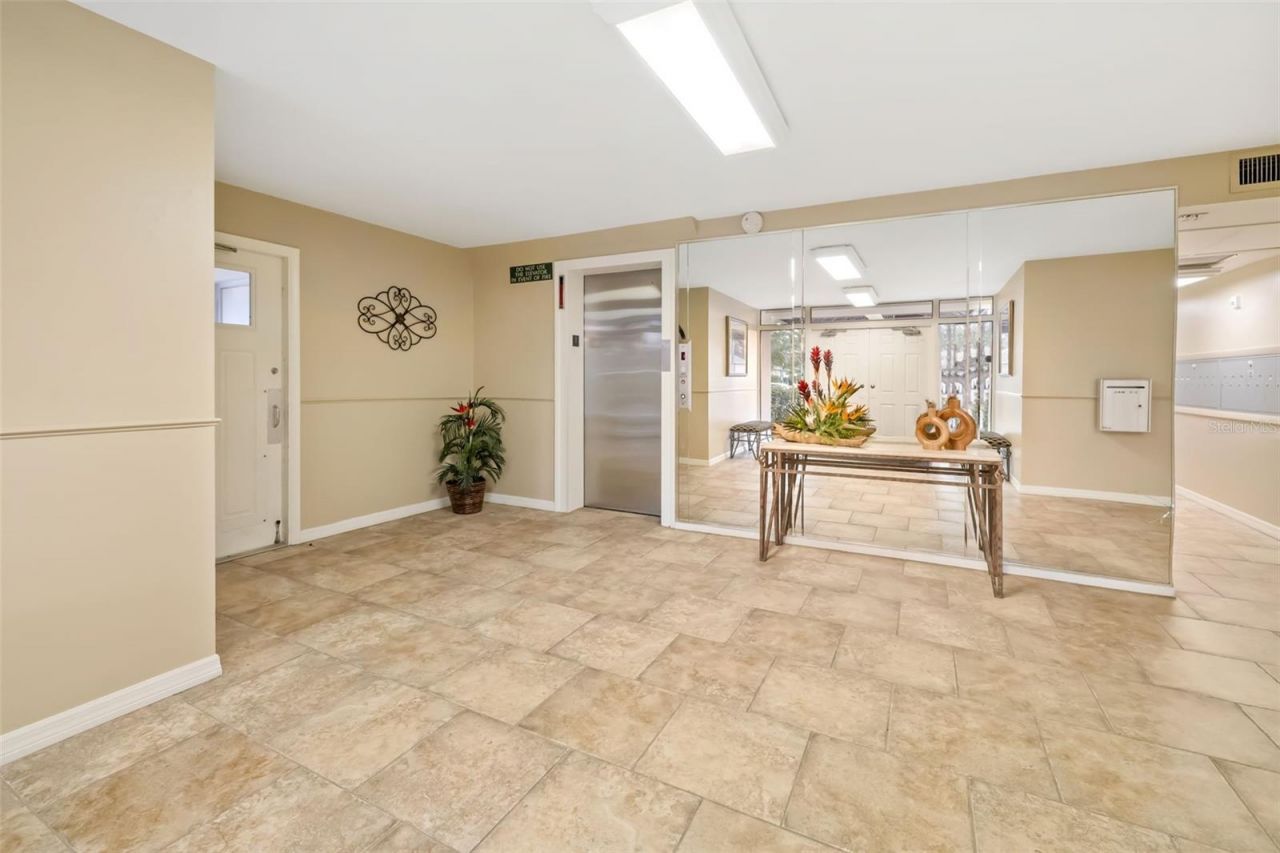 7461 W Country Club Drive, Unit 404, Sarasota, FL 34243 Photo
