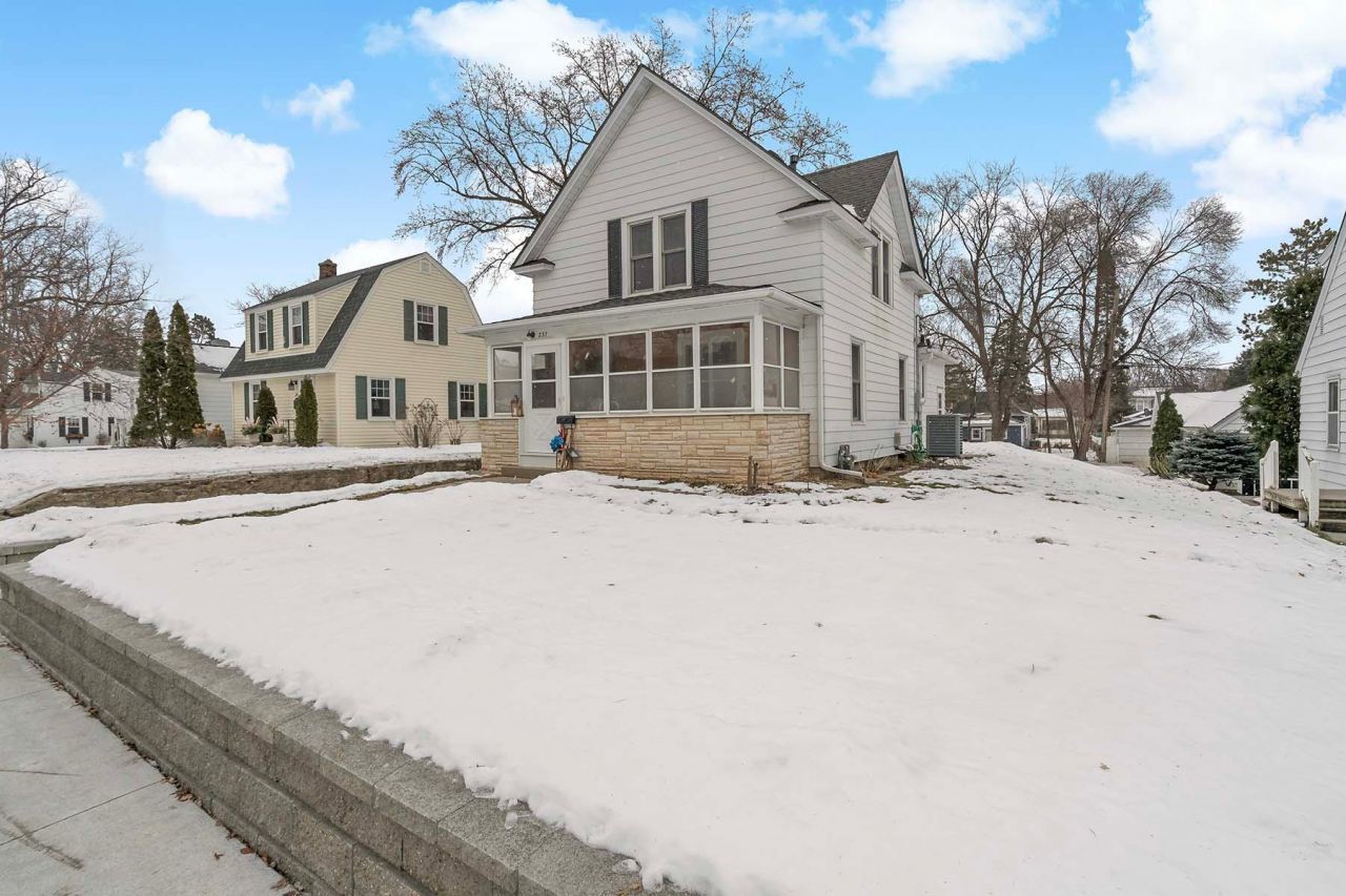 237 10th Avenue N, Hopkins, MN 55343 Main Photo