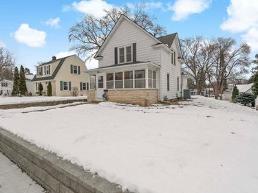 237 10th Avenue N, Hopkins, MN 55343