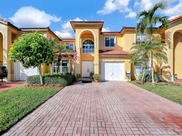 251 W Forest Oak Cir, Davie, FL 33325