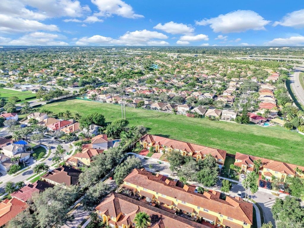 251 W Forest Oak Cir, Davie, FL 33325 Photo