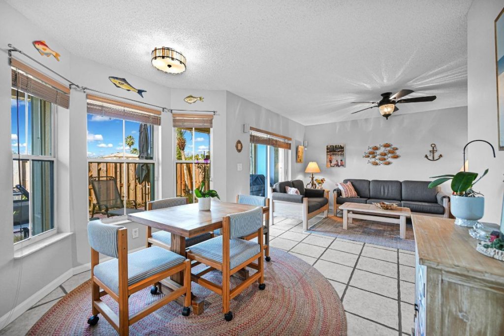 251 W Forest Oak Cir, Davie, FL 33325 Photo