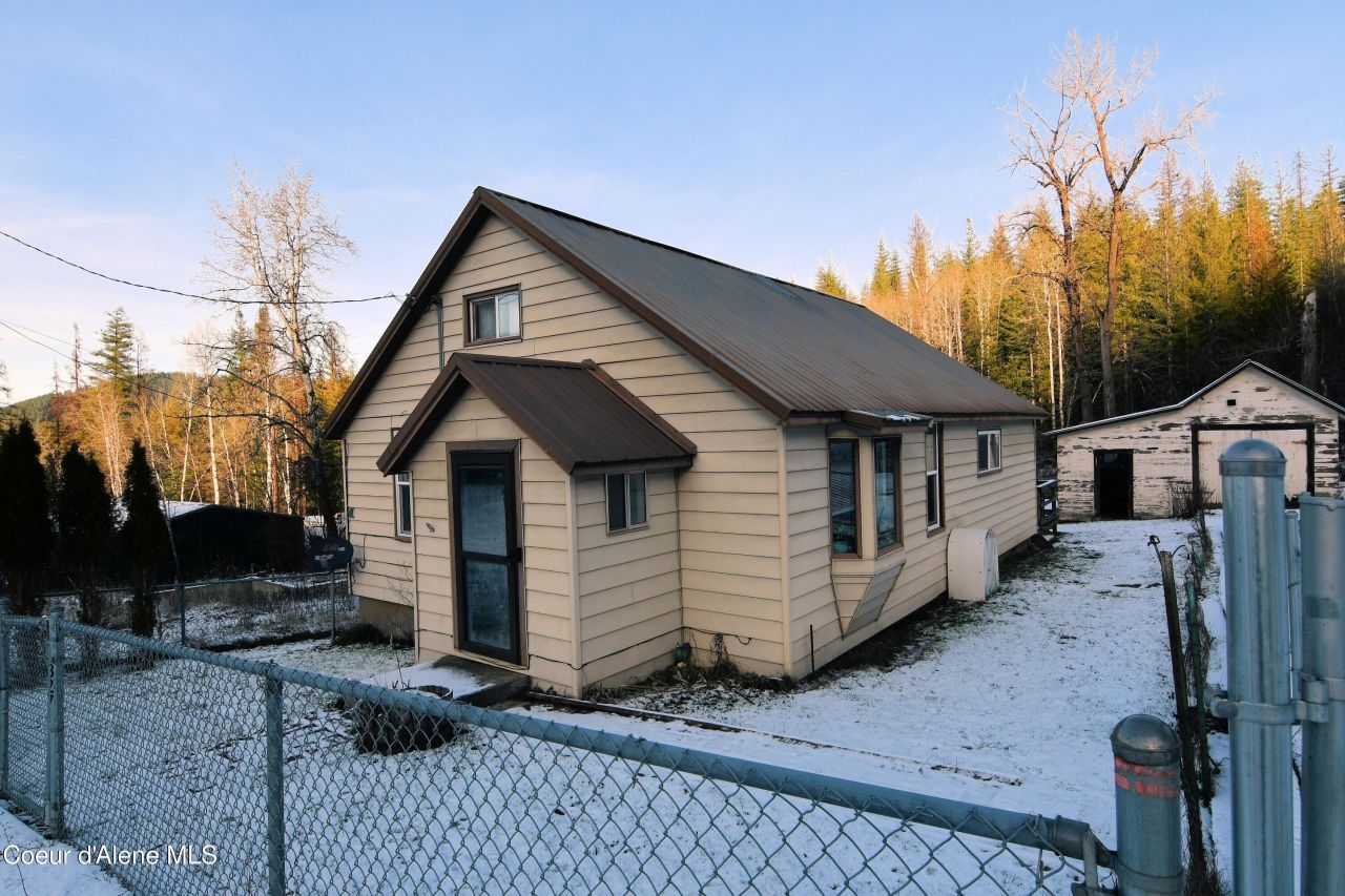 827 & 835 Lower Page Rd, Smelterville, ID 83868 Main Photo