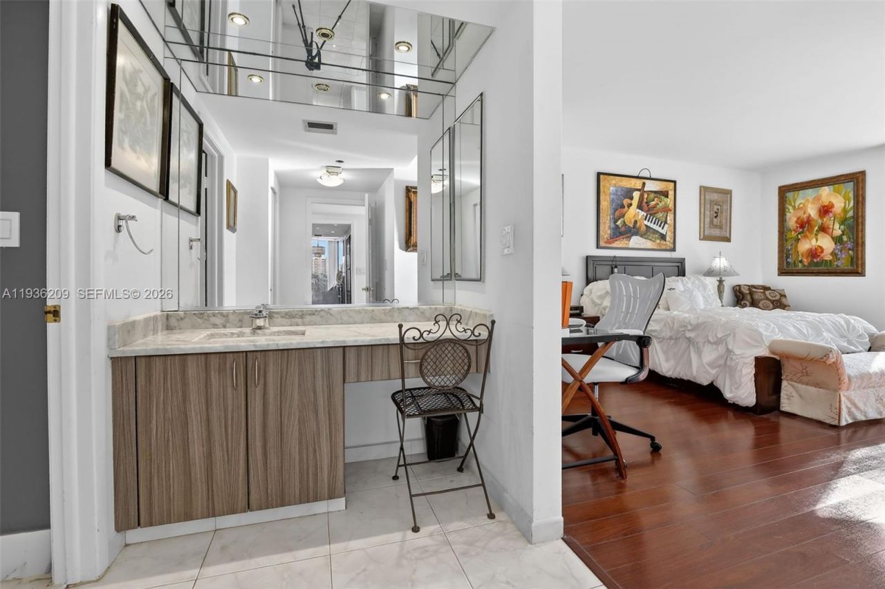 20281 E Country Club Dr, Unit 201, Aventura, FL 33180 Photo