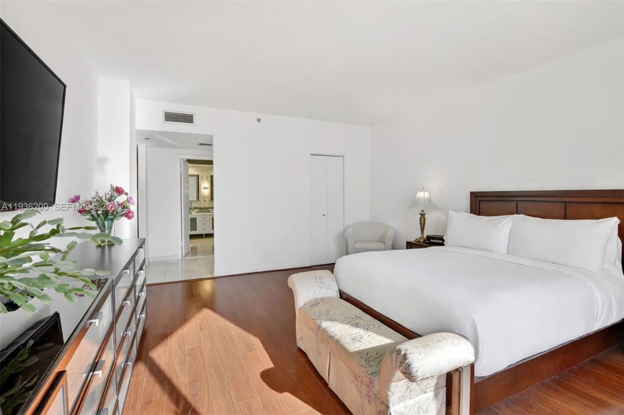 20281 E Country Club Dr, Unit 201, Aventura, FL 33180 Photo