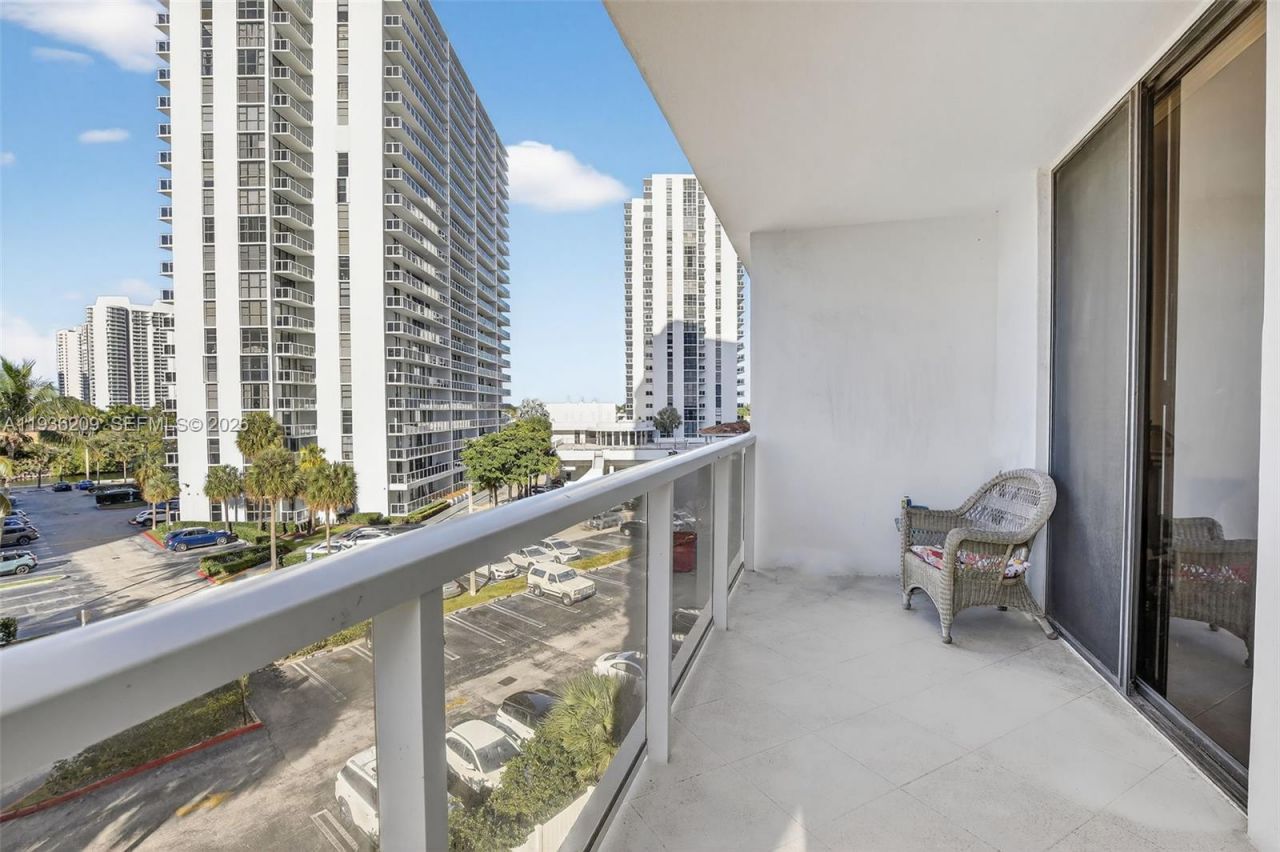 20281 E Country Club Dr, Unit 201, Aventura, FL 33180 Photo