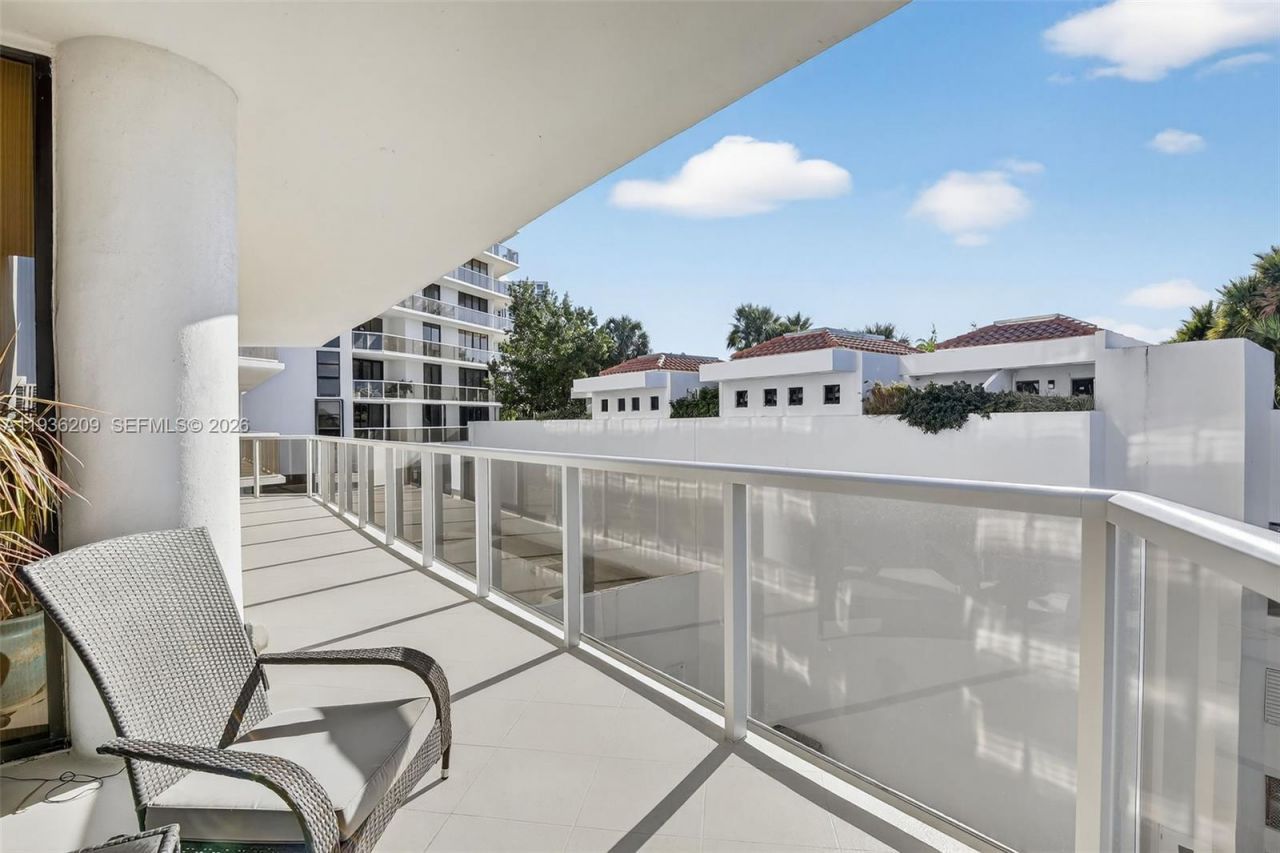 20281 E Country Club Dr, Unit 201, Aventura, FL 33180 Photo