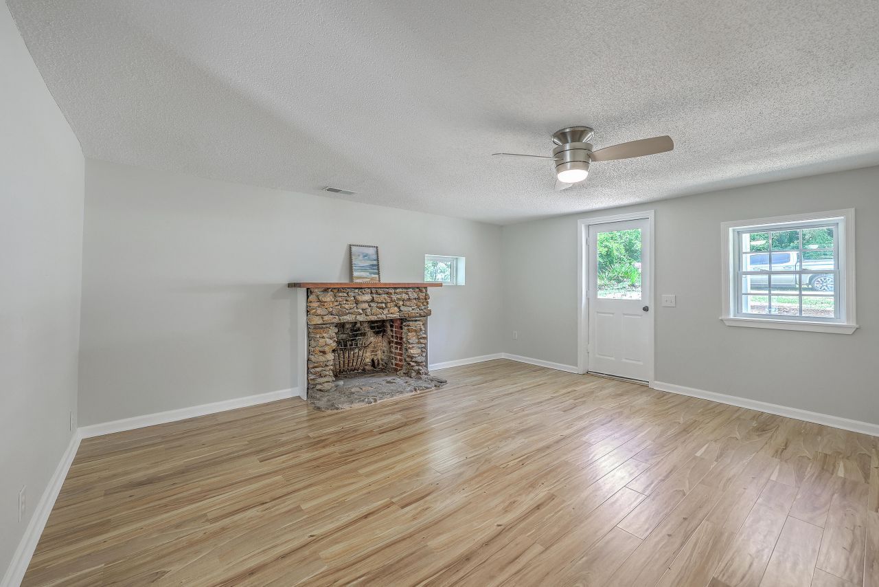 1303 Delano Street Photo 8