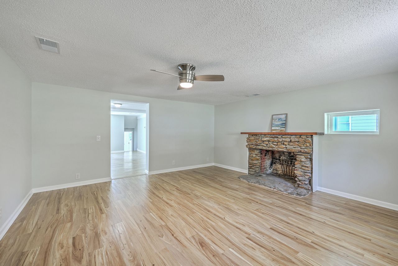 1303 Delano Street Photo 9