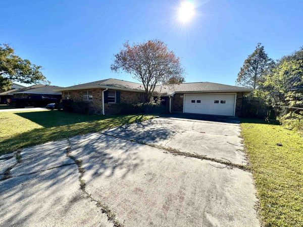 2204 Acadian Dr, Houma, LA 70363